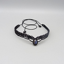 Collier ras de cou noir en micro-macram&eacute; avec une labradorite